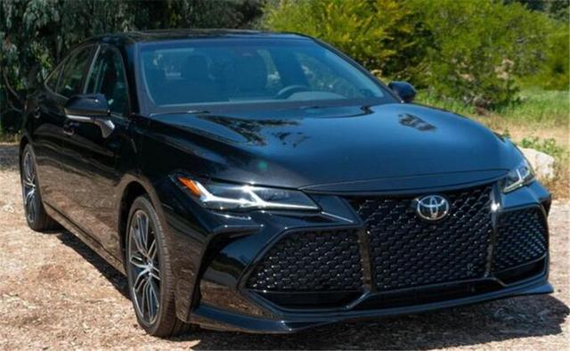 丰田开启大招，最强中级车亮相，车长接近5米，不足23万逼退皇冠