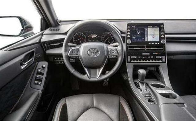 丰田开启大招，最强中级车亮相，车长接近5米，不足23万逼退皇冠