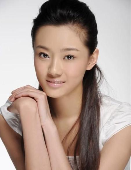 毕业于辽宁大学本山艺术学院,中国内地女演员