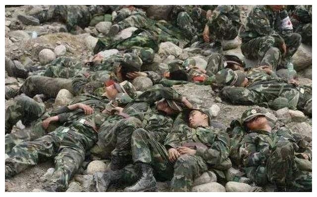 一组照片告诉你解放军是如何睡觉的,看一张哭一张,最后忍不住了