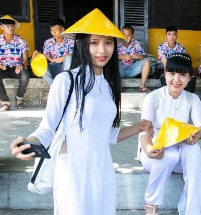 广西与越南边界小镇,小贩专做中国游客生意,男