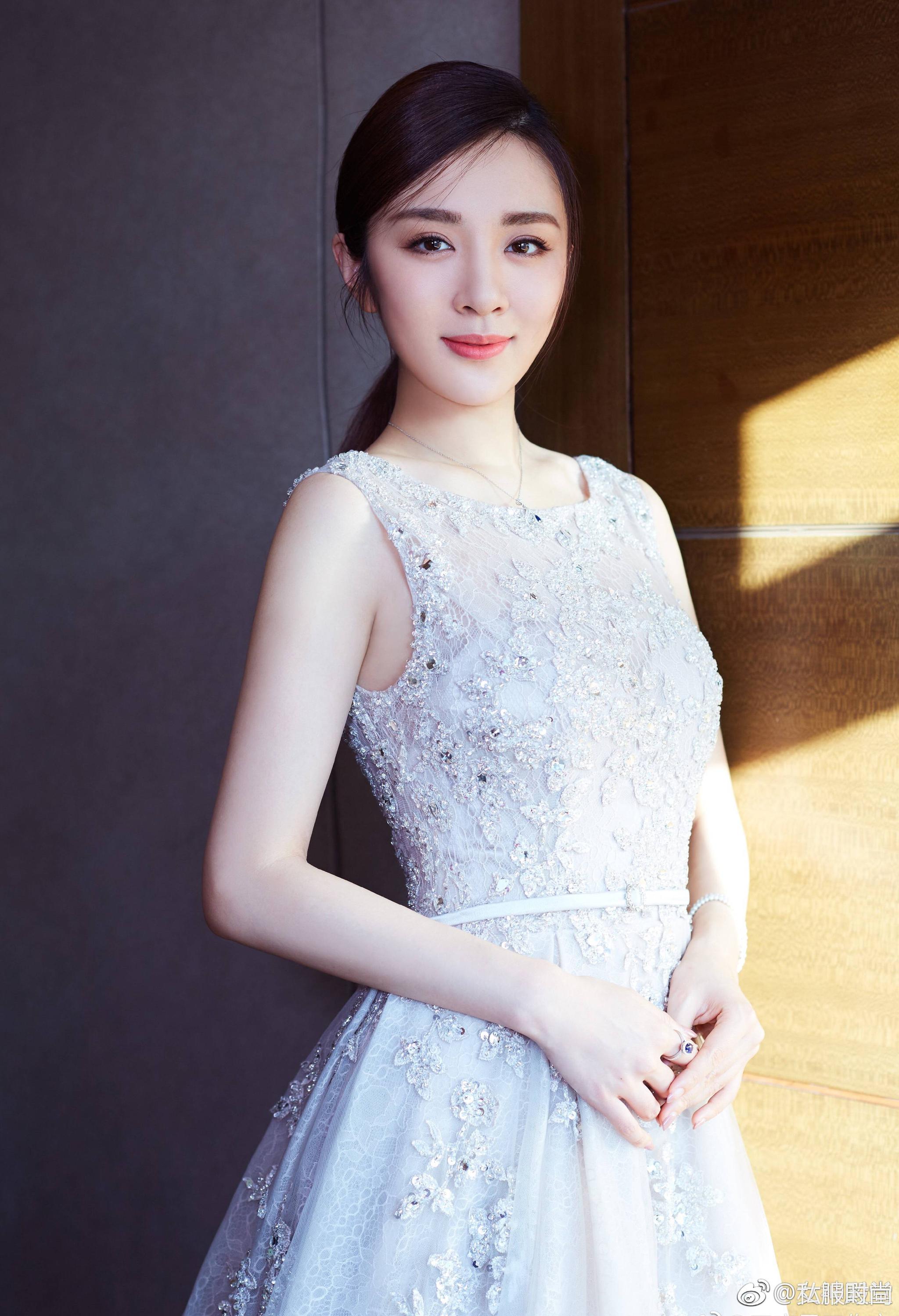 王晓晨白色礼服,优雅明媚,演技在线的女演员!