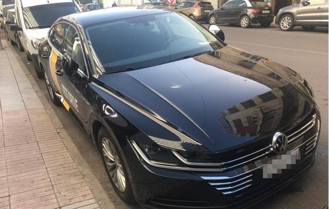 国内街头出现新款大众CC，逼格很高，仅售22万啊