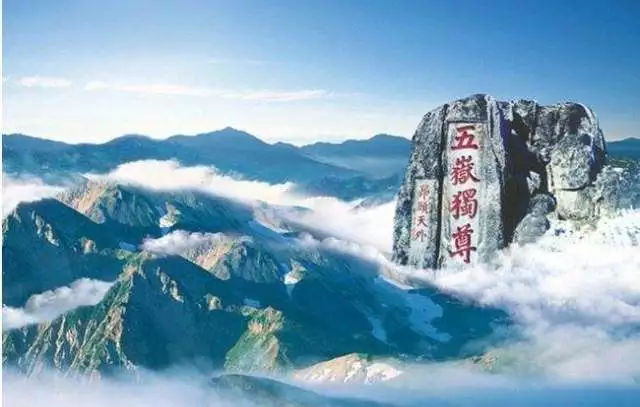 泰山风景以壮丽著称,重叠的山势,厚重的形体,苍松巨石的烘托,云烟的