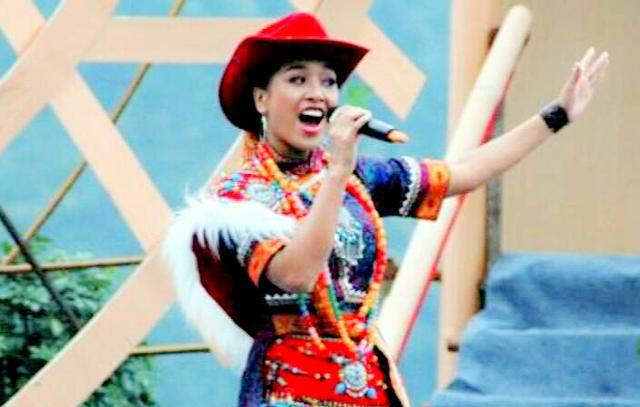 搞笑云南山歌歌词~好吃不过矿泉水,好亲不过姑