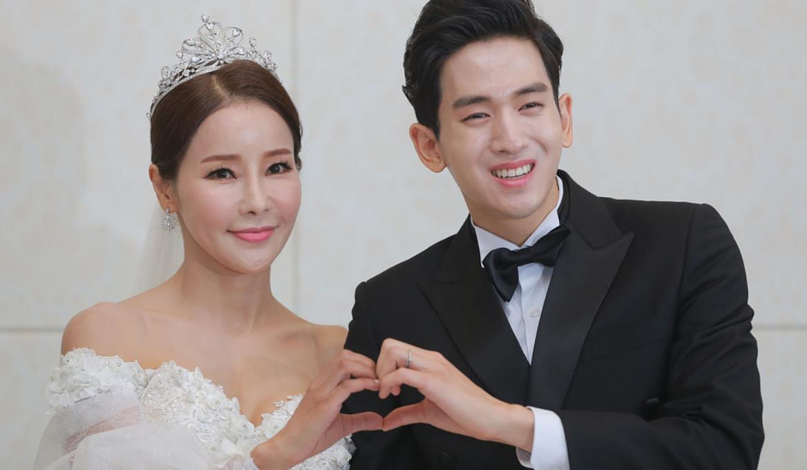 中国和韩国娱乐圈中各有一对知名姐弟恋,同样