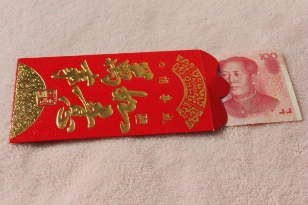女儿满月,婆婆给我一个厚厚的红包,我留下八毛,带客人