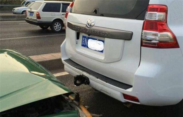 北京一辆50万普拉多遭出租车追尾，因对方改装，司机不服！