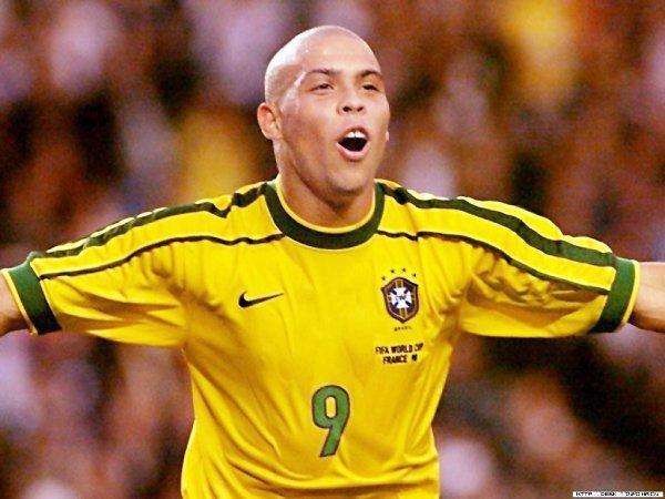 足球史上个个位置最强11人,若组成银河战舰将