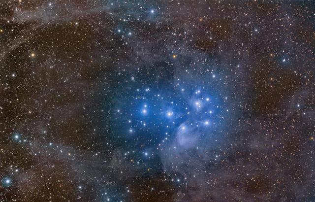 宇宙中的七姐妹星团是天空中最著名的