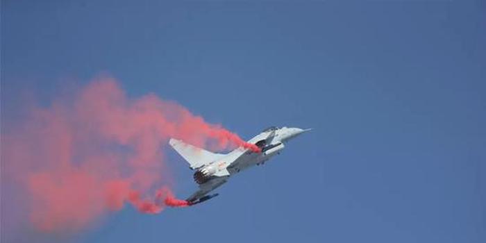 J10-B做了眼镜蛇、T-turn、落叶飘三套动作,有