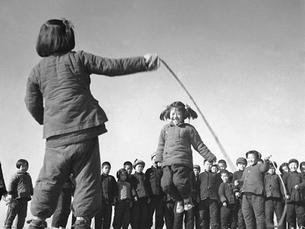 60年代充满时代回忆的河南人童年游戏老照片, 现在很少见了
