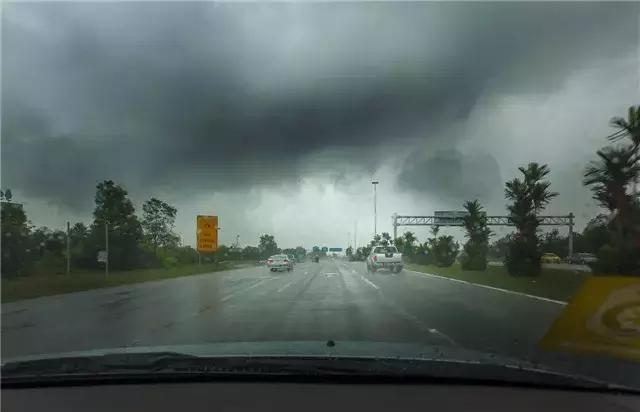 在暴雨下应该怎么开车？