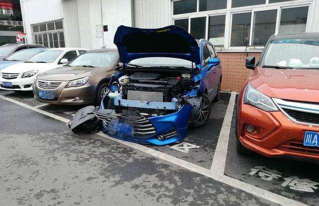 比亚迪MAX还没有出4S店就撞了, 撞击后才发现防撞梁这么厚