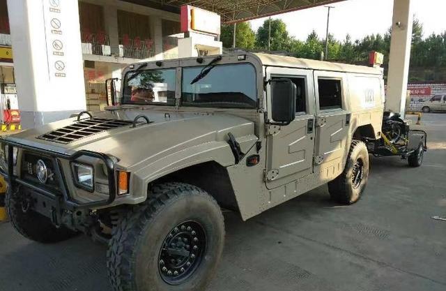 土豪花百万购国产悍马送摩托车, 霸气侧漏, 开到哪里都引人围观