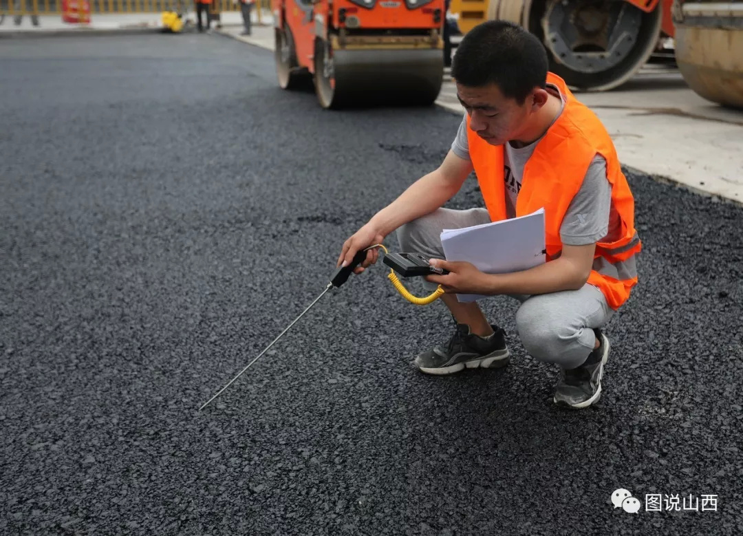 机场上都是水泥跑道,为什么航母甲板就不能铺沥青和水...