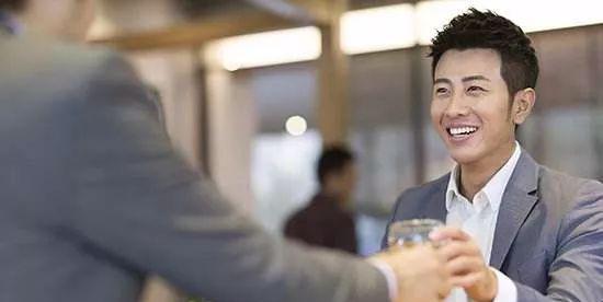 新员工第一天上班礼貌的请吃饭,结果5个人毫不