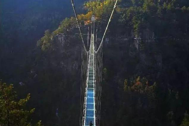 惊险刺激的玻璃栈道落户昆明青龙峡 在峡谷高