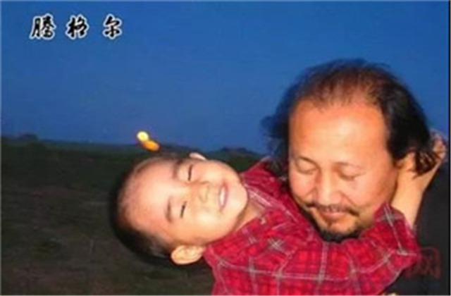 腾格尔女儿离世,悲伤退出歌坛,别再吝啬给孩子的爱!