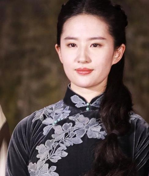 井柏然下巴靠baby肩膀上,大秀亲密感情,一旁宋雨琦表情亮了图片