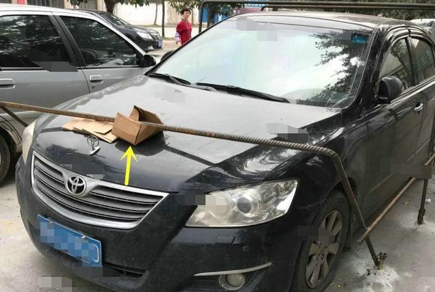 凯美瑞直接被焊在地上! 这样治你还敢不敢乱停车了?