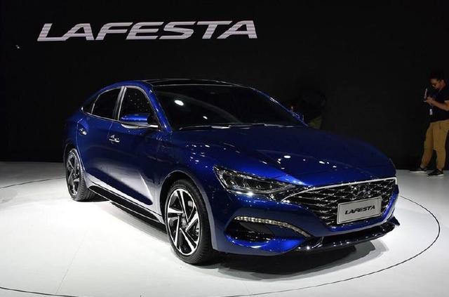 现代全新轿跑实车，网友说比名图贵一万月销超两万！