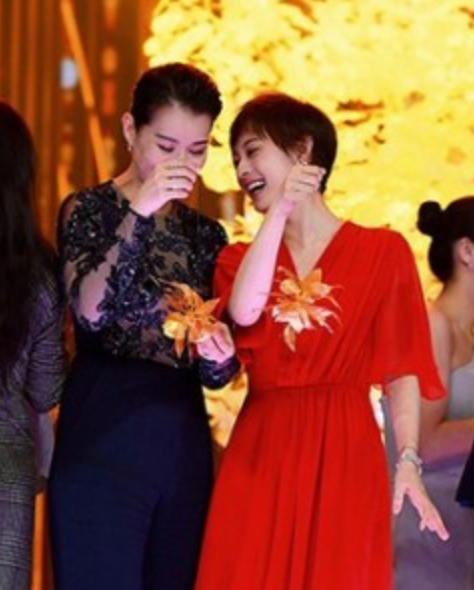 孙俪素颜配音手舞足蹈,玻璃门外偷瞄的人表情