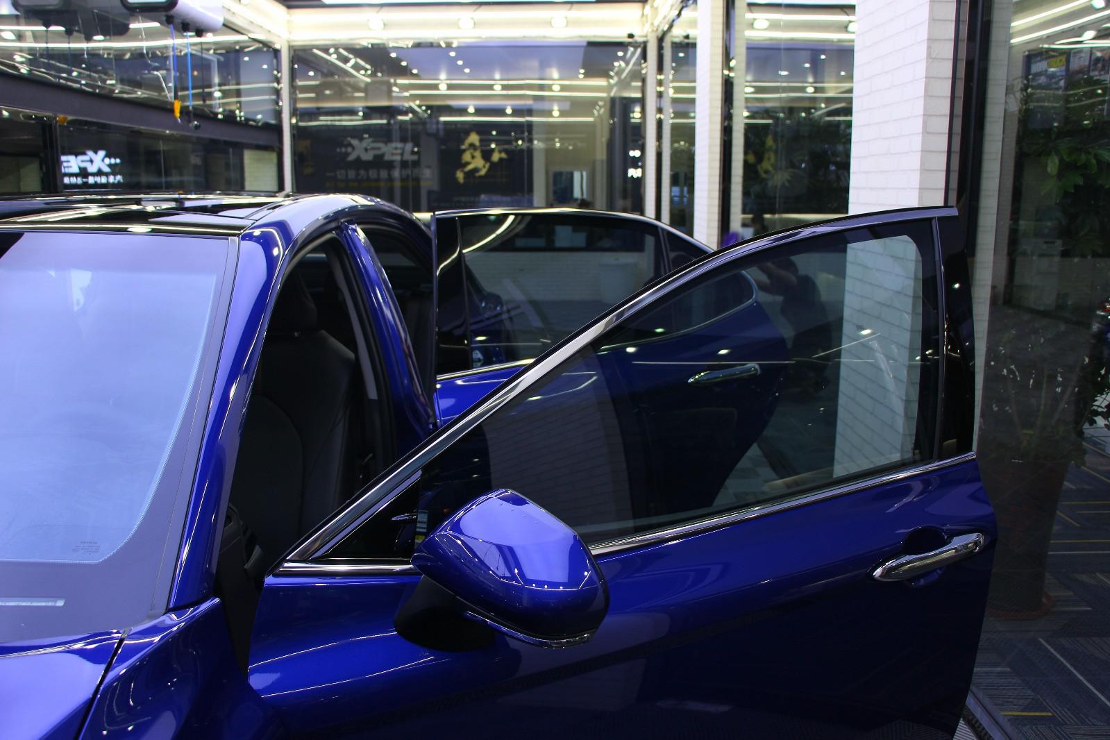 新款凯美瑞在廊坊远桥施工3M汽车隔热膜前档晶锐70侧后黑衣骑士