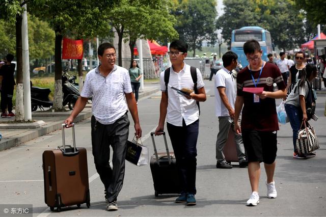 各位大学生的家长们，你们了解学生的在校表现和学习情况吗？