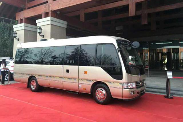 陆地豪华头等舱丰田考斯特改装商务车，宾利车主看了只有眼馋的份