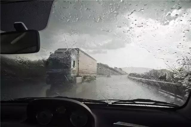 在暴雨下应该怎么开车？