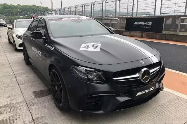 我试了一台200万的奔驰E！果然不一般！