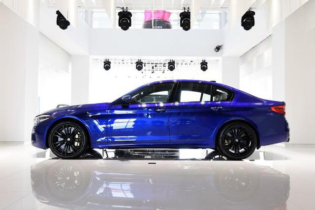 它就是宝马M5，长着5系的脸，0-100km加速仅需3.4秒