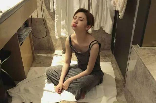 景甜的官方身高是167cm,官方体重是44kg,所以说一下子肥了十几斤