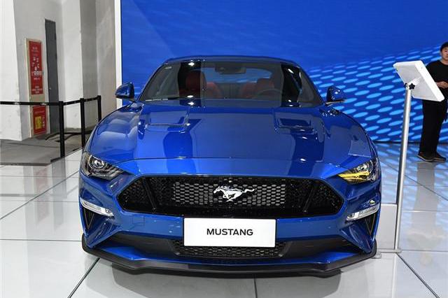 福特新款Mustang上市，配置升级售价便宜10万，平行进口车商慌了