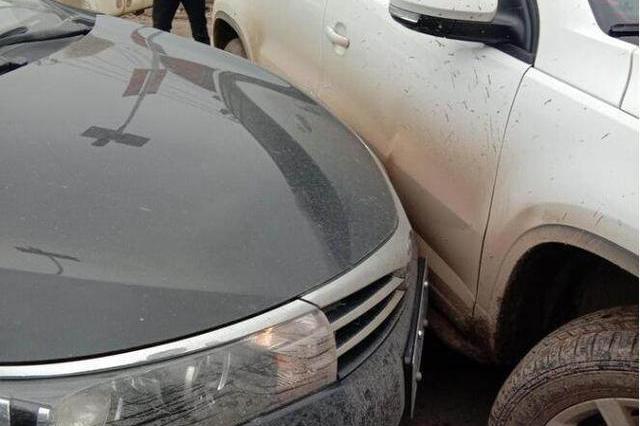 丰田卡罗拉路撞大众途观，大众车主的做法让人不齿