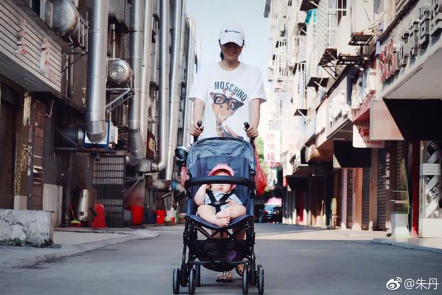 朱丹带女儿逛街买葡萄，女儿胖嘟嘟的好可爱，可意外曝光家庭住址