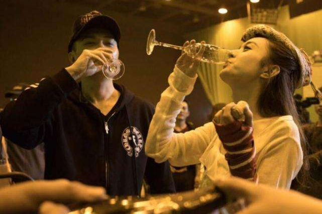 萤火虫为何不愿承认赵丽颖和冯绍峰恋情?主要