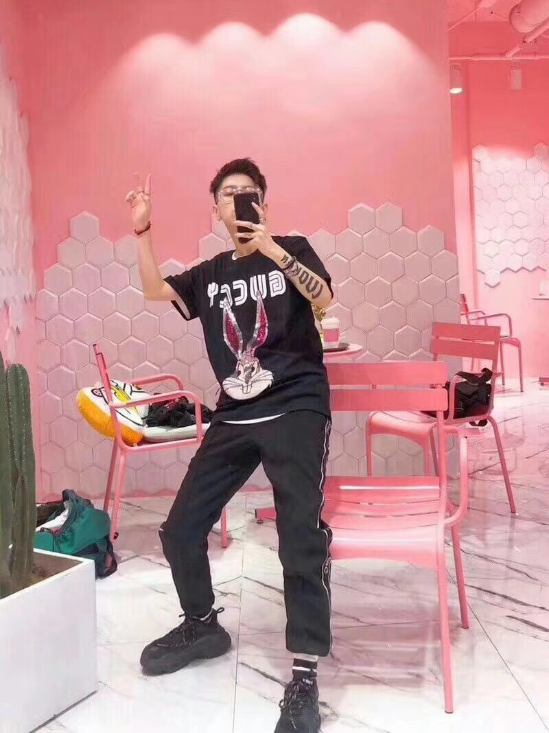 这件18最新Guccy Gucci古奇兔八哥刺绣亮片T