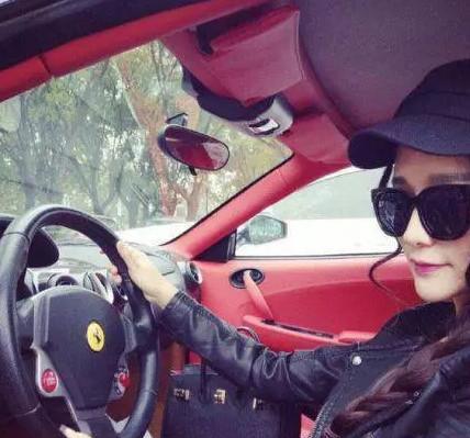 郭美美豪车数量不一定有她多，她的奔驰宝马法拉利可组婚车队