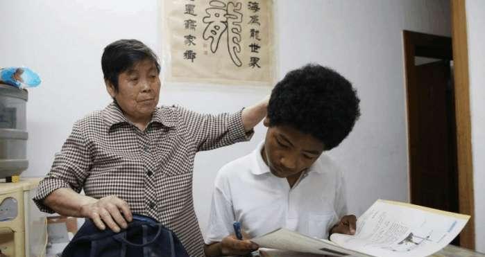 中国老太次才途中捡到了黑人弃婴, 现在已经长成帅小伙