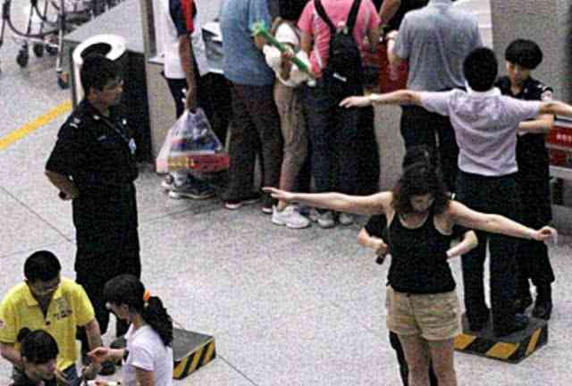 为什么水和饮料不能带上飞机却可以在飞机上购