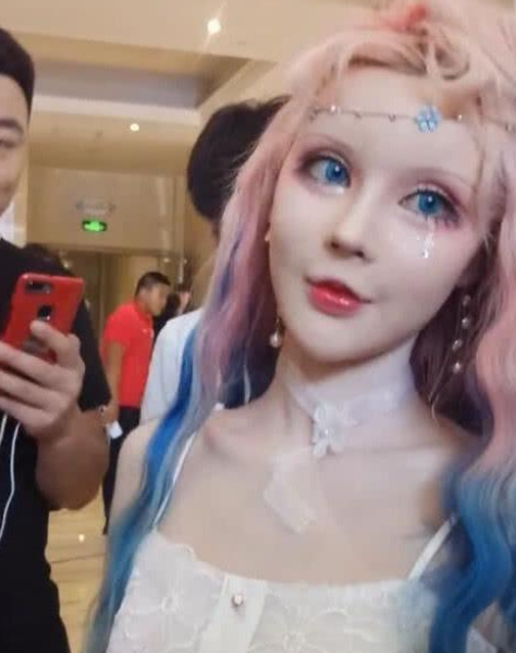迪丽拉终于有对手了,抖音真人芭比走红,精致