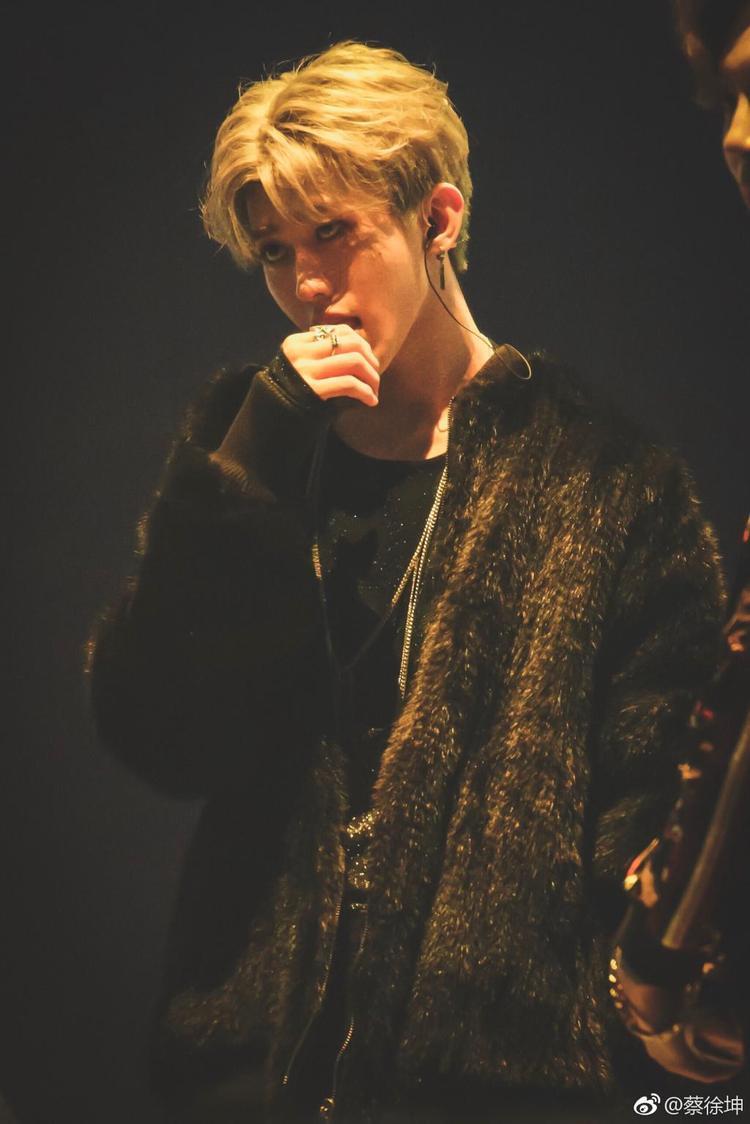 蔡徐坤打篮球视频曝光,动作干净利索一跃两米