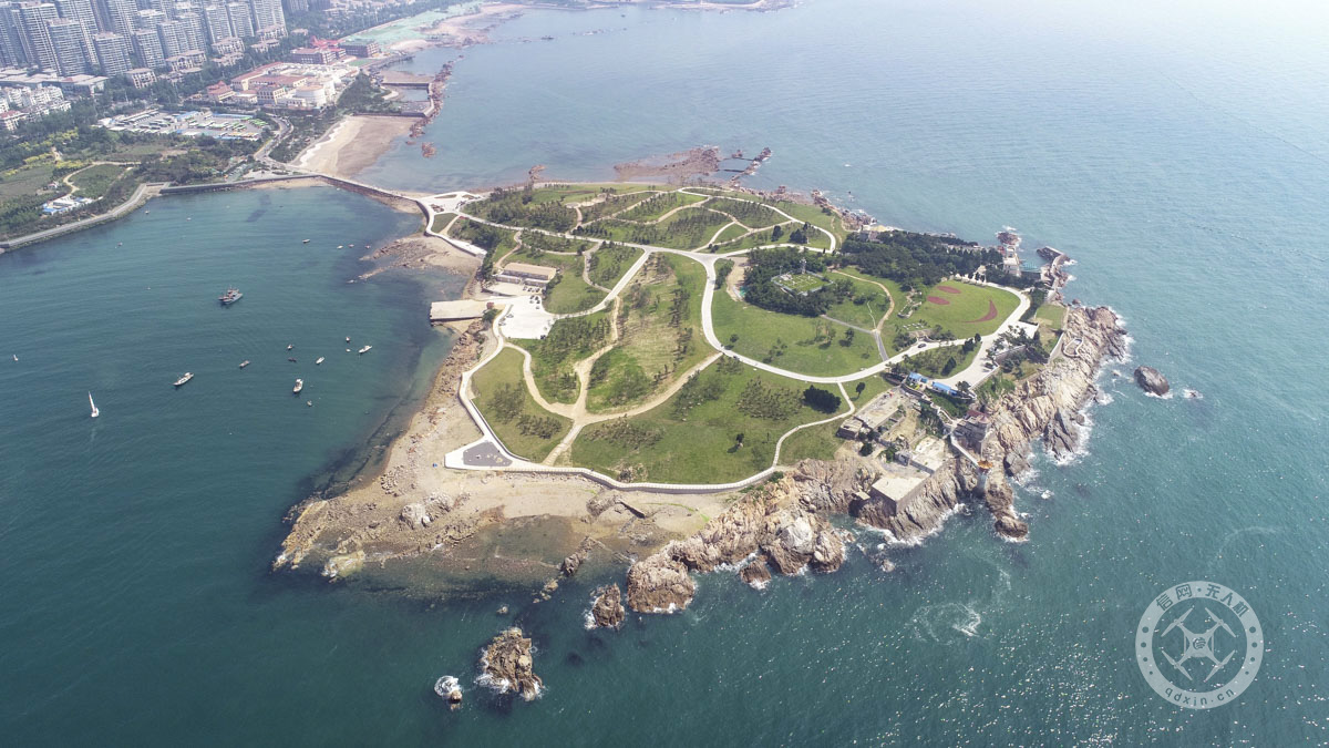 青岛:航拍夏日小麦岛 和风习习绿草成荫(组图)