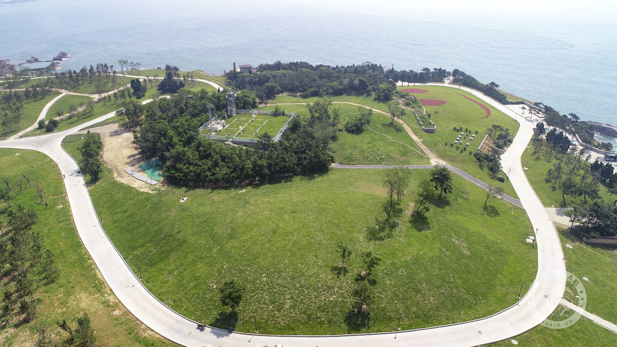 青岛:航拍夏日小麦岛 和风习习绿草成荫(组图)