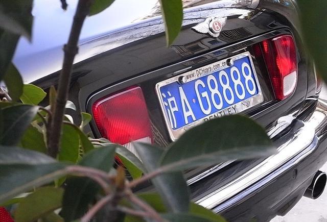 五菱车主在车管所抽到靓牌，土豪现场重金收购，竟被车主直接拒绝