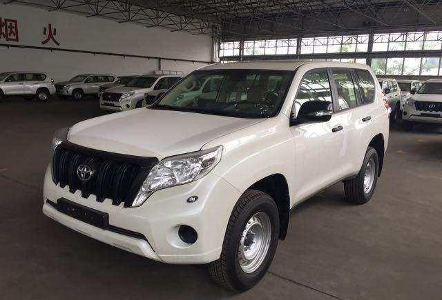 小伙怒提乞丐版丰田霸道, 看到轮毂笑了, 堪称是国内独一份