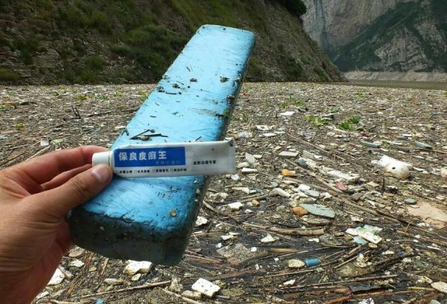 成都环卫工双手遭强酸腐蚀溃烂!你今天垃圾分类