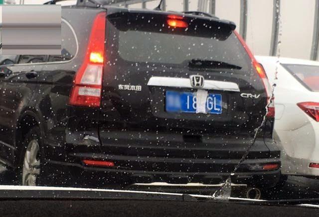 夫妻高速倒车遮挡车牌却还是收到违章罚单!网